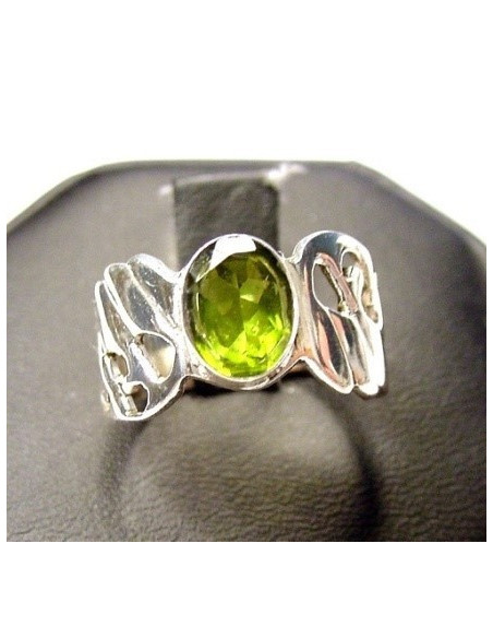 Anillo de plata ANILLO PERIDOT y PLATA TRABAJADA.: talla 7.5.: